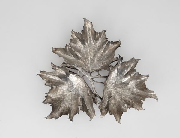 Grande centrotavola a forma di ramo fogliato. Maison Gianmaria Buccellati, argentiere Ilario Pradella Milano, Italia XX-XXI secolo  - Asta Argenti da Collezione | XX secolo - Associazione Nazionale - Case d'Asta italiane