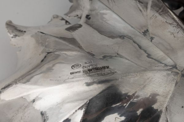 Grande centrotavola a forma di ramo fogliato. Maison Gianmaria Buccellati, argentiere Ilario Pradella Milano, Italia XX-XXI secolo  - Asta Argenti da Collezione | XX secolo - Associazione Nazionale - Case d'Asta italiane