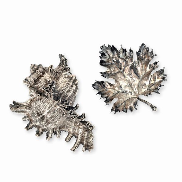 Una conchiglia rivestita in argento e una piccola foglia in argento. Maison Gianmaria Buccellati, argentiere Clementi Bologna, Italia XX-XXI secolo  - Asta Argenti da Collezione | XX secolo - Associazione Nazionale - Case d'Asta italiane