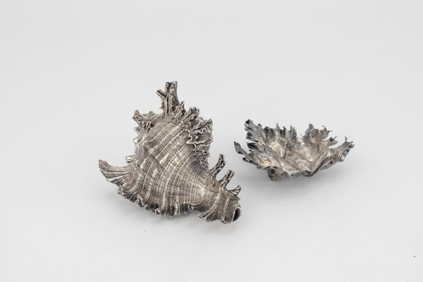 Una conchiglia rivestita in argento e una piccola foglia in argento. Maison Gianmaria Buccellati, argentiere Clementi Bologna, Italia XX-XXI secolo  - Asta Argenti da Collezione | XX secolo - Associazione Nazionale - Case d'Asta italiane
