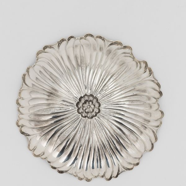 Ciotola a forma di fiore. Maison Gianmaria Buccellati, argentiere Clementi Bologna, Italia XX-XXI secolo  - Asta Argenti da Collezione | XX secolo - Associazione Nazionale - Case d'Asta italiane