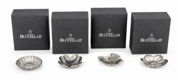 Gruppo di quattro segnaposto a forma di fiori e foglie. Maison Gianmaria Buccellati, argentiere Clementi Bologna, Italia XX-XXI secolo  - Asta Argenti da Collezione | XX secolo - Associazione Nazionale - Case d'Asta italiane