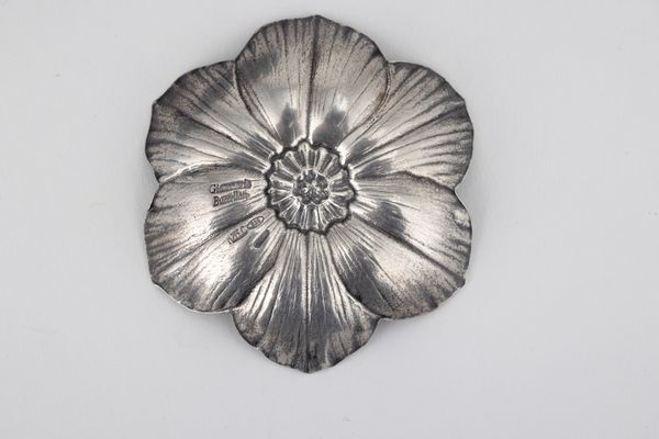 Gruppo di quattro segnaposto a forma di fiori e foglie. Maison Gianmaria Buccellati, argentiere Clementi Bologna, Italia XX-XXI secolo  - Asta Argenti da Collezione | XX secolo - Associazione Nazionale - Case d'Asta italiane