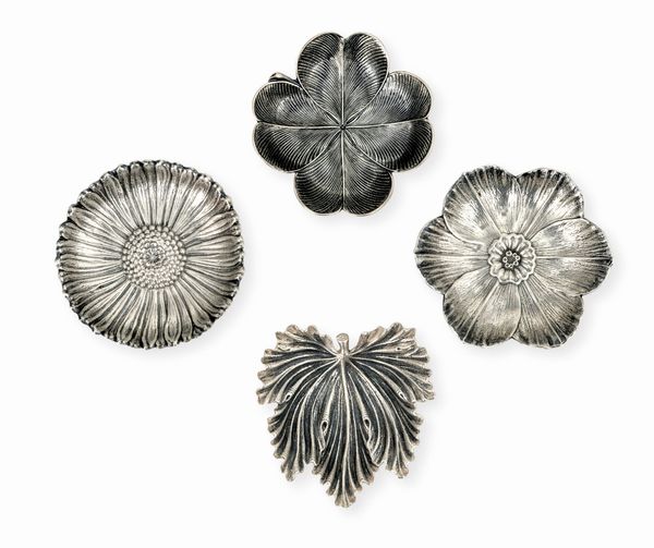 Gruppo di quattro segnaposto a forma di fiori e foglie. Maison Gianmaria Buccellati, argentiere Clementi Bologna, Italia XX-XXI secolo  - Asta Argenti da Collezione | XX secolo - Associazione Nazionale - Case d'Asta italiane