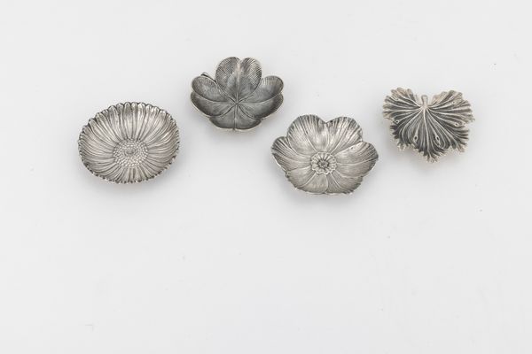 Gruppo di quattro segnaposto a forma di fiori e foglie. Maison Gianmaria Buccellati, argentiere Clementi Bologna, Italia XX-XXI secolo  - Asta Argenti da Collezione | XX secolo - Associazione Nazionale - Case d'Asta italiane