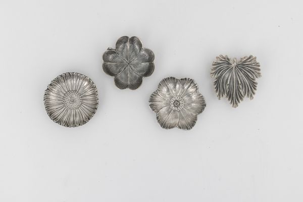 Gruppo di quattro segnaposto a forma di fiori e foglie. Maison Gianmaria Buccellati, argentiere Clementi Bologna, Italia XX-XXI secolo  - Asta Argenti da Collezione | XX secolo - Associazione Nazionale - Case d'Asta italiane