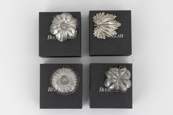 Gruppo di quattro segnaposto a forma di fiori e foglie. Maison Gianmaria Buccellati, argentiere Clementi Bologna, Italia XX-XXI secolo  - Asta Argenti da Collezione | XX secolo - Associazione Nazionale - Case d'Asta italiane