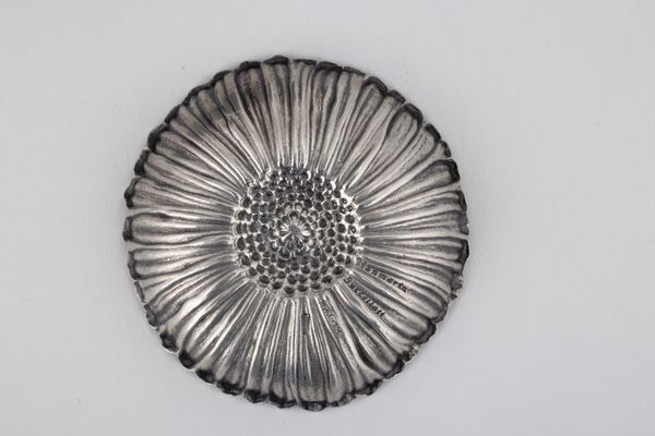 Gruppo di quattro segnaposto a forma di fiori e foglie. Maison Gianmaria Buccellati, argentiere Clementi Bologna, Italia XX-XXI secolo  - Asta Argenti da Collezione | XX secolo - Associazione Nazionale - Case d'Asta italiane