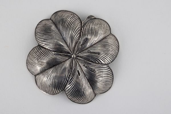 Gruppo di quattro segnaposto a forma di fiori e foglie. Maison Gianmaria Buccellati, argentiere Clementi Bologna, Italia XX-XXI secolo  - Asta Argenti da Collezione | XX secolo - Associazione Nazionale - Case d'Asta italiane