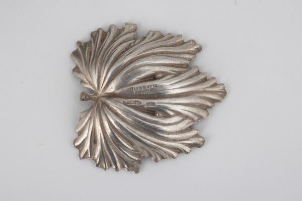 Gruppo di quattro segnaposto a forma di fiori e foglie. Maison Gianmaria Buccellati, argentiere Clementi Bologna, Italia XX-XXI secolo  - Asta Argenti da Collezione | XX secolo - Associazione Nazionale - Case d'Asta italiane