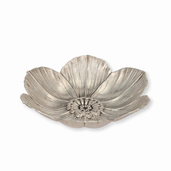 Ciotola a forma di fiore. Maison Gianmaria Buccellati, argentiere Clementi Bologna, Italia XX-XXI secolo  - Asta Argenti da Collezione | XX secolo - Associazione Nazionale - Case d'Asta italiane