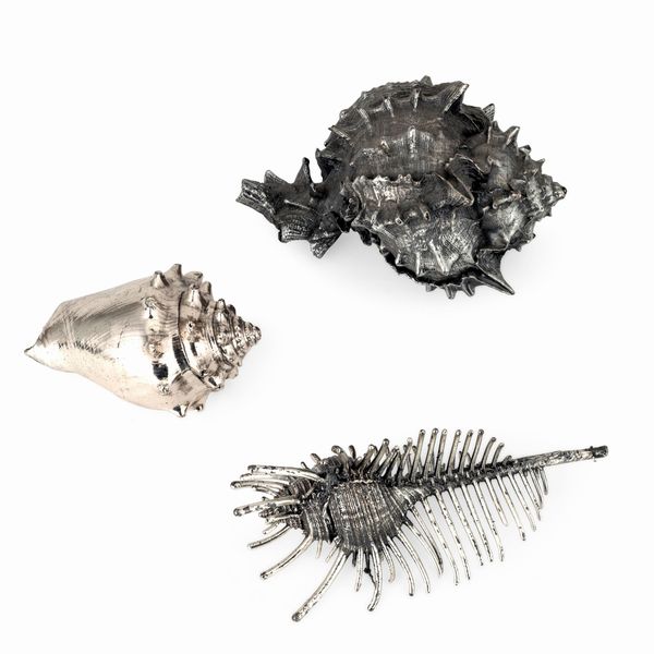 Lotto di tre conchiglie rivestite in argento, etichetta a scudo Mario Buccellati, Italia XX-XXI secolo  - Asta Argenti da Collezione | XX secolo - Associazione Nazionale - Case d'Asta italiane