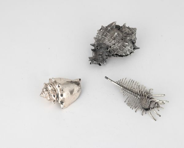 Lotto di tre conchiglie rivestite in argento, etichetta a scudo Mario Buccellati, Italia XX-XXI secolo  - Asta Argenti da Collezione | XX secolo - Associazione Nazionale - Case d'Asta italiane