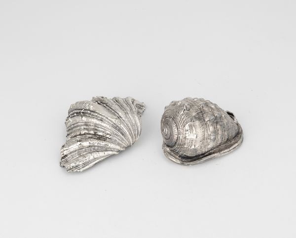 Lotto di due conchiglie rivestite in argento, etichetta a scudo Mario Buccellati, Italia XX-XXI secolo  - Asta Argenti da Collezione | XX secolo - Associazione Nazionale - Case d'Asta italiane