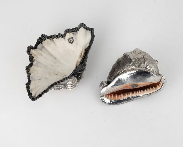 Lotto di due conchiglie rivestite in argento, etichetta a scudo Mario Buccellati, Italia XX-XXI secolo  - Asta Argenti da Collezione | XX secolo - Associazione Nazionale - Case d'Asta italiane
