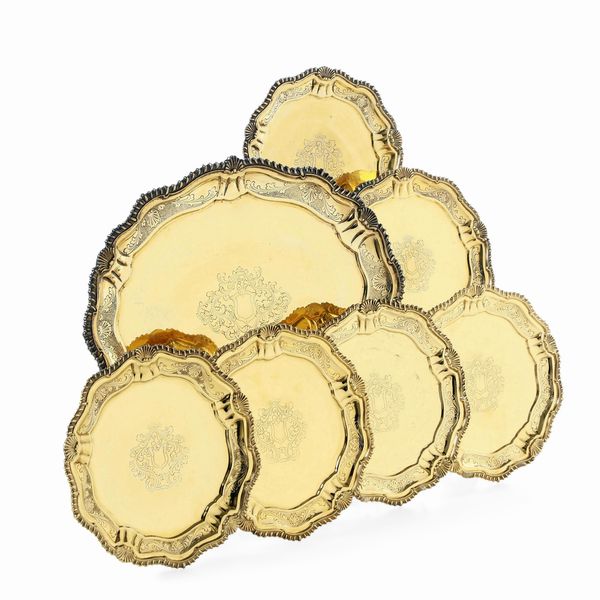 Servizio composto da piatto da portata e sei piatti piccoli. Argenteria italiana del XX secolo, argentiere F.lli Cacchione, Milano  - Asta Argenti da Collezione | XX secolo - Associazione Nazionale - Case d'Asta italiane