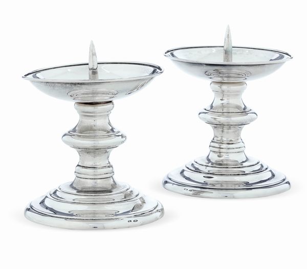 Coppia di candelieri a rocchetto. Argenteria artistica fiorentina del XX secolo, argentiere Pampaloni  - Asta Argenti da Collezione | XX secolo - Associazione Nazionale - Case d'Asta italiane