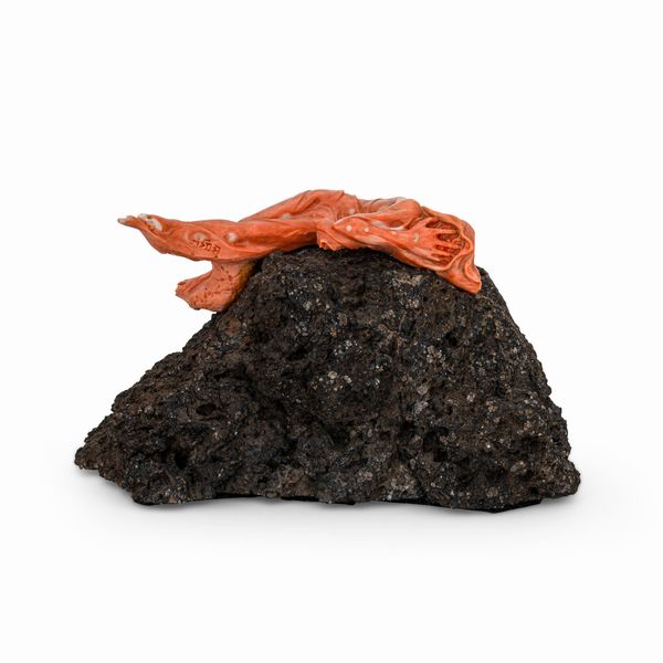 Figura antropomorfa giacente su pietra del Vesuvio, firmata Parlati, Napoli XX-XXI secolo  - Asta Argenti da Collezione | XX secolo - Associazione Nazionale - Case d'Asta italiane