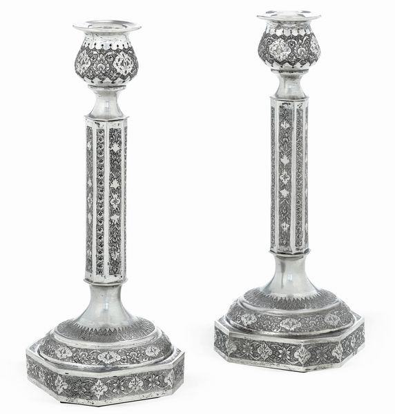 Coppia di candelieri a colonna, Persia XX secolo<BR>  - Asta Argenti da Collezione | XX secolo - Associazione Nazionale - Case d'Asta italiane