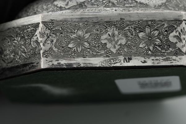 Coppia di candelieri a colonna, Persia XX secolo<BR>  - Asta Argenti da Collezione | XX secolo - Associazione Nazionale - Case d'Asta italiane