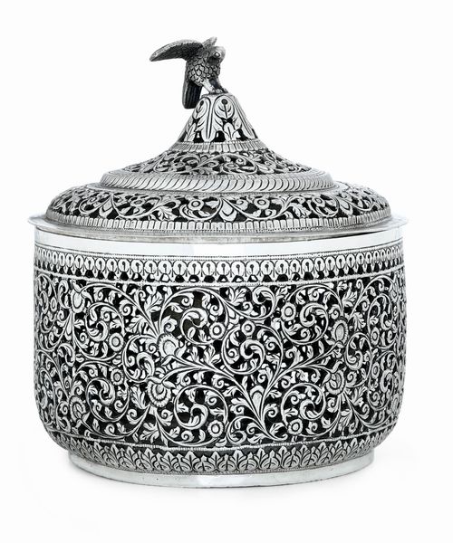 Scatola con coperchio. Cutch, India. Epoca Raj Impero Britannico, XIX secolo  - Asta Argenti da Collezione | XX secolo - Associazione Nazionale - Case d'Asta italiane