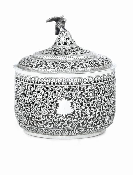 Scatola con coperchio. Cutch, India. Epoca Raj Impero Britannico, XIX secolo  - Asta Argenti da Collezione | XX secolo - Associazione Nazionale - Case d'Asta italiane