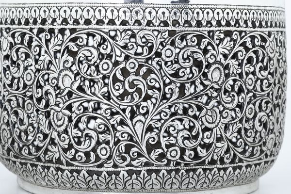 Scatola con coperchio. Cutch, India. Epoca Raj Impero Britannico, XIX secolo  - Asta Argenti da Collezione | XX secolo - Associazione Nazionale - Case d'Asta italiane