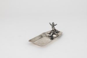 Ciotola con putto che cavalca tartaruga. Argenteria artistica milanese, argentiere Genazzi  - Asta Argenti da Collezione | XX secolo - Associazione Nazionale - Case d'Asta italiane