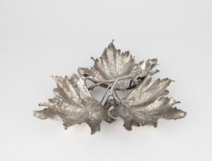 Grande centrotavola a forma di ramo fogliato. Maison Gianmaria Buccellati, argentiere Ilario Pradella Milano, Italia XX-XXI secolo  - Asta Argenti da Collezione | XX secolo - Associazione Nazionale - Case d'Asta italiane
