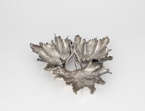 Grande centrotavola a forma di ramo fogliato. Maison Gianmaria Buccellati, argentiere Ilario Pradella Milano, Italia XX-XXI secolo  - Asta Argenti da Collezione | XX secolo - Associazione Nazionale - Case d'Asta italiane