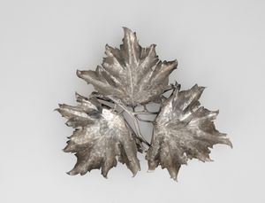 Grande centrotavola a forma di ramo fogliato. Maison Gianmaria Buccellati, argentiere Ilario Pradella Milano, Italia XX-XXI secolo  - Asta Argenti da Collezione | XX secolo - Associazione Nazionale - Case d'Asta italiane