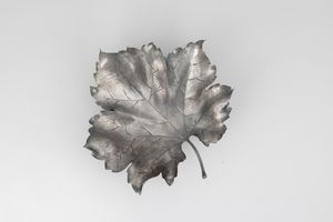 Centrotavola a forma di foglia. Maison Gianmaria Buccellati, Italia XX-XXI secolo  - Asta Argenti da Collezione | XX secolo - Associazione Nazionale - Case d'Asta italiane