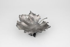 Centrotavola a forma di foglia. Maison Gianmaria Buccellati, Italia XX-XXI secolo  - Asta Argenti da Collezione | XX secolo - Associazione Nazionale - Case d'Asta italiane