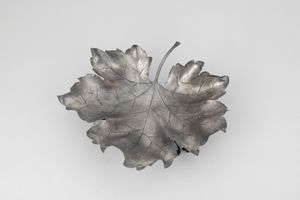 Centrotavola a forma di foglia. Maison Gianmaria Buccellati, Italia XX-XXI secolo  - Asta Argenti da Collezione | XX secolo - Associazione Nazionale - Case d'Asta italiane