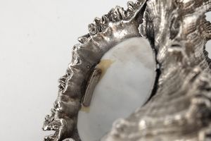 Una conchiglia rivestita in argento e una piccola foglia in argento. Maison Gianmaria Buccellati, argentiere Clementi Bologna, Italia XX-XXI secolo  - Asta Argenti da Collezione | XX secolo - Associazione Nazionale - Case d'Asta italiane