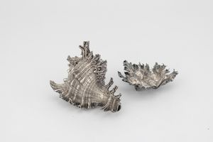 Una conchiglia rivestita in argento e una piccola foglia in argento. Maison Gianmaria Buccellati, argentiere Clementi Bologna, Italia XX-XXI secolo  - Asta Argenti da Collezione | XX secolo - Associazione Nazionale - Case d'Asta italiane