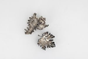 Una conchiglia rivestita in argento e una piccola foglia in argento. Maison Gianmaria Buccellati, argentiere Clementi Bologna, Italia XX-XXI secolo  - Asta Argenti da Collezione | XX secolo - Associazione Nazionale - Case d'Asta italiane