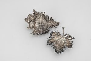 Una conchiglia rivestita in argento e una piccola foglia in argento. Maison Gianmaria Buccellati, argentiere Clementi Bologna, Italia XX-XXI secolo  - Asta Argenti da Collezione | XX secolo - Associazione Nazionale - Case d'Asta italiane