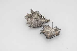 Una conchiglia rivestita in argento e una piccola foglia in argento. Maison Gianmaria Buccellati, argentiere Clementi Bologna, Italia XX-XXI secolo  - Asta Argenti da Collezione | XX secolo - Associazione Nazionale - Case d'Asta italiane