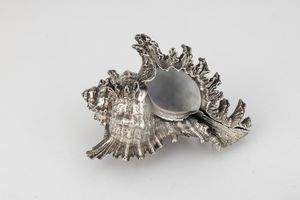 Una conchiglia rivestita in argento e una piccola foglia in argento. Maison Gianmaria Buccellati, argentiere Clementi Bologna, Italia XX-XXI secolo  - Asta Argenti da Collezione | XX secolo - Associazione Nazionale - Case d'Asta italiane