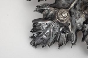 Una conchiglia rivestita in argento e una piccola foglia in argento. Maison Gianmaria Buccellati, argentiere Clementi Bologna, Italia XX-XXI secolo  - Asta Argenti da Collezione | XX secolo - Associazione Nazionale - Case d'Asta italiane