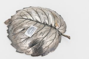 Ciotola a forma di foglia. Maison Gianmaria Buccellati, argentiere Clementi Bologna, Italia XX-XXI secolo  - Asta Argenti da Collezione | XX secolo - Associazione Nazionale - Case d'Asta italiane