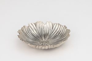 Ciotola a forma di fiore. Maison Gianmaria Buccellati, argentiere Clementi Bologna, Italia XX-XXI secolo  - Asta Argenti da Collezione | XX secolo - Associazione Nazionale - Case d'Asta italiane