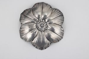 Gruppo di quattro segnaposto a forma di fiori e foglie. Maison Gianmaria Buccellati, argentiere Clementi Bologna, Italia XX-XXI secolo  - Asta Argenti da Collezione | XX secolo - Associazione Nazionale - Case d'Asta italiane