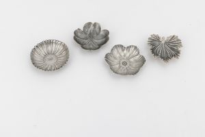 Gruppo di quattro segnaposto a forma di fiori e foglie. Maison Gianmaria Buccellati, argentiere Clementi Bologna, Italia XX-XXI secolo  - Asta Argenti da Collezione | XX secolo - Associazione Nazionale - Case d'Asta italiane