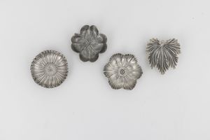 Gruppo di quattro segnaposto a forma di fiori e foglie. Maison Gianmaria Buccellati, argentiere Clementi Bologna, Italia XX-XXI secolo  - Asta Argenti da Collezione | XX secolo - Associazione Nazionale - Case d'Asta italiane