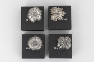 Gruppo di quattro segnaposto a forma di fiori e foglie. Maison Gianmaria Buccellati, argentiere Clementi Bologna, Italia XX-XXI secolo  - Asta Argenti da Collezione | XX secolo - Associazione Nazionale - Case d'Asta italiane