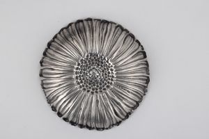 Gruppo di quattro segnaposto a forma di fiori e foglie. Maison Gianmaria Buccellati, argentiere Clementi Bologna, Italia XX-XXI secolo  - Asta Argenti da Collezione | XX secolo - Associazione Nazionale - Case d'Asta italiane