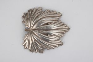 Gruppo di quattro segnaposto a forma di fiori e foglie. Maison Gianmaria Buccellati, argentiere Clementi Bologna, Italia XX-XXI secolo  - Asta Argenti da Collezione | XX secolo - Associazione Nazionale - Case d'Asta italiane