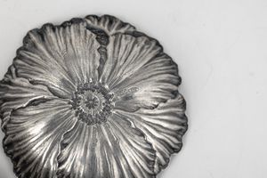 Due ciotoline a forma di fiore. Maison Gianmaria Buccellati, argentiere Clementi Bologna, Italia XX-XXI secolo  - Asta Argenti da Collezione | XX secolo - Associazione Nazionale - Case d'Asta italiane